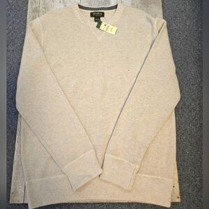 NWT MEN'S EDDIE BAUER CREAM SWEATER. SIZE XL.